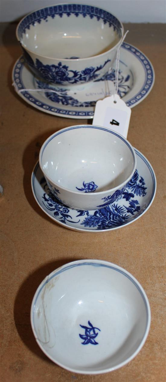 18C Caughley Fisherman pattern small bowl (spurious Chinese mark) & four items of Worcester Fence pattern teaware (a.f)